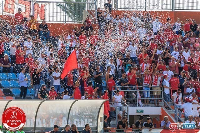 יכולים להיות מרוצים. אוהדי מרמורק בשכונת התקווה (יוסי סוריק)